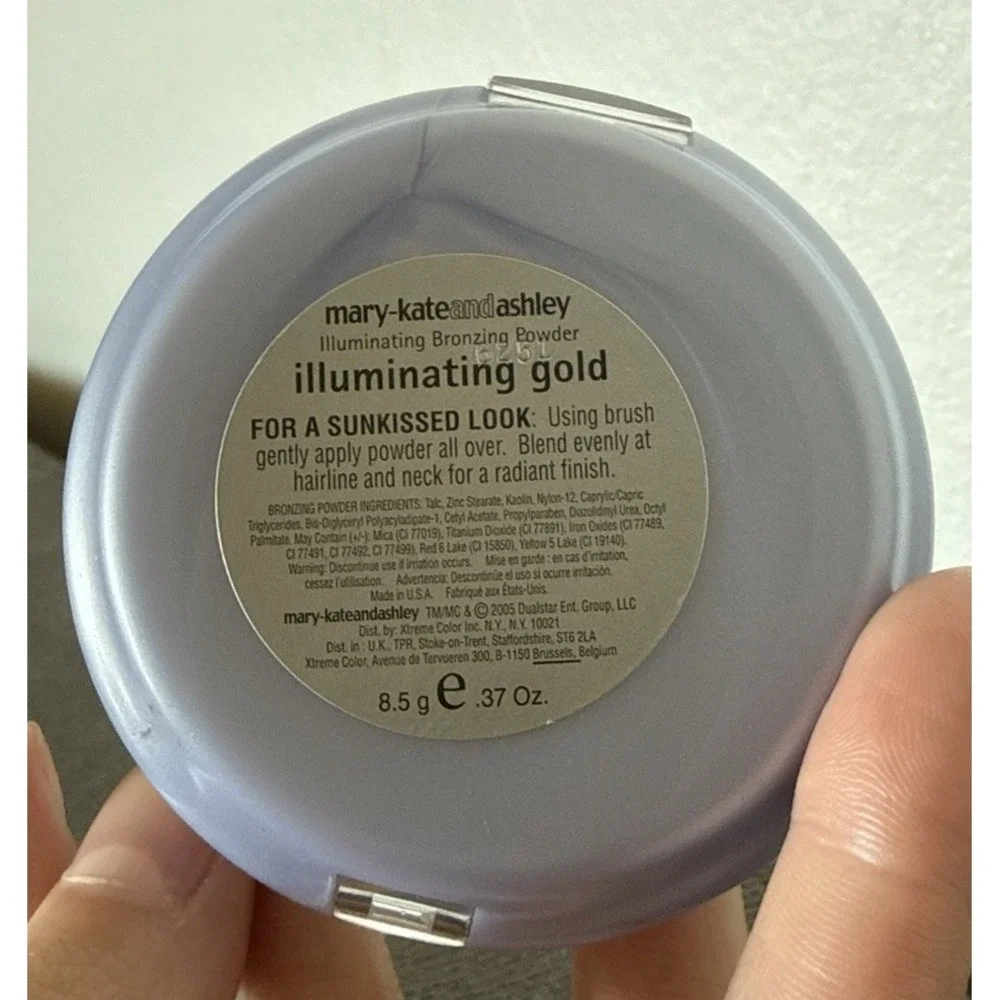 VTG Mary-Kate and Ashley Illuminating Bronzing Powder Illuminating Gold New Read